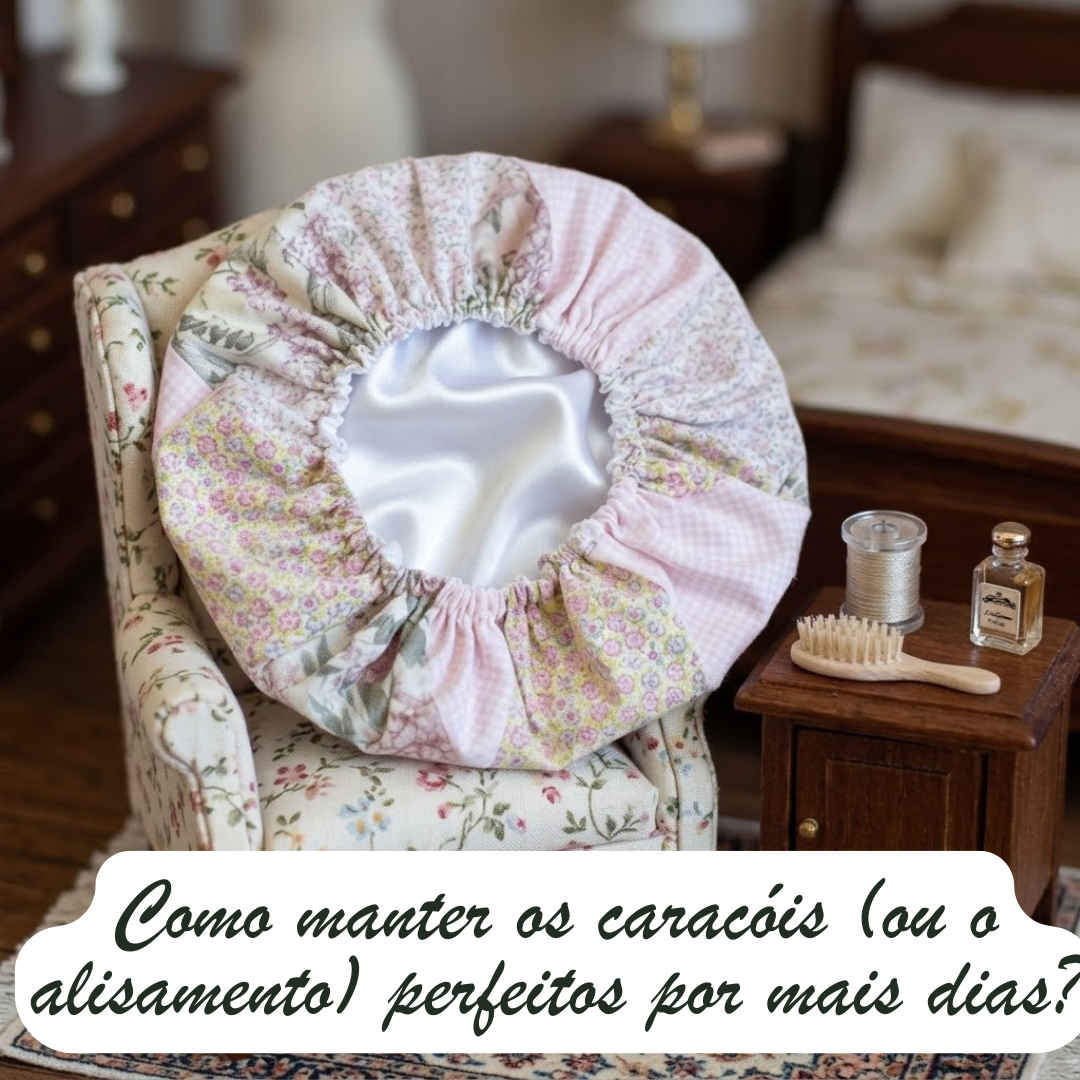 Uma touca de cetim com padrão floral e interior branco, pousada numa poltrona de miniatura, ao lado de uma mesa de cabeceira com uma escova de cabelo e um frasco de óleo. No fundo, lê-se a pergunta: "Como manter os caracóis (ou o alisamento) perfeitos por mais dias?".