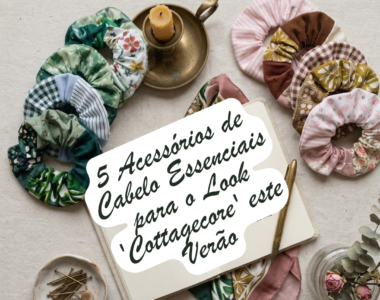 Conjunto de scrunchies artesanais em tecidos de tons terra, verdes floresta e padrões botânicos dispostos em fundo branco.