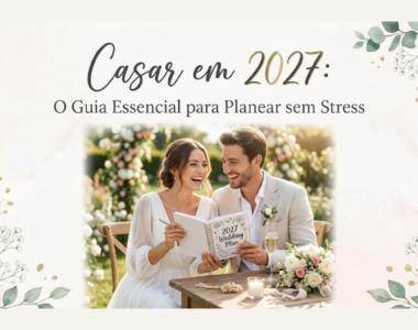 Um banner elegante com fundo floral em tons pastéis e a frase "Casar em 2027: O Guia Essencial para Planear sem Stress". No centro, uma fotografia de um casal de noivos sorridentes sentados à mesa, segurando um caderno de planeamento intitulado "2027 Wedding Plan".