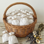 Sacos de Lavanda em Bordado Inglês para Casamentos e Batizados – Lembranças Rústicas e Perfumadas – Conjunto de Saquinhos de Tecido Branco com Atacadores de Juta