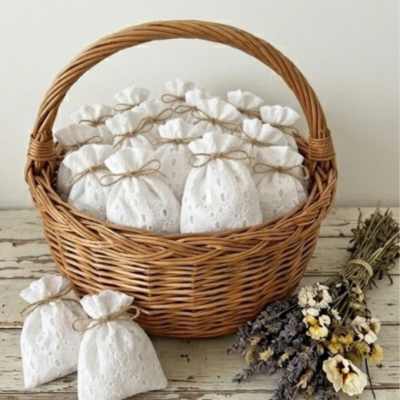 Sacos de Lavanda em Bordado Inglês para Casamentos e Batizados – Lembranças Rústicas e Perfumadas – Conjunto de Saquinhos de Tecido Branco com Atacadores de Juta