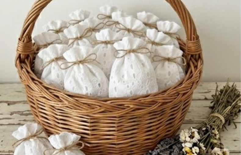 Sacos de Lavanda em Bordado Inglês para Casamentos e Batizados – Lembranças Rústicas e Perfumadas – Conjunto de Saquinhos de Tecido Branco com Atacadores de Juta