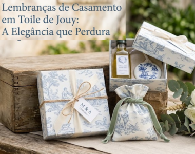 Uma composição elegante de lembranças de casamento sobre uma mesa de madeira rústica, apresentando caixas de presente e saquinhos de tecido com o padrão clássico Toile de Jouy em azul e branco, decorados com laços de fita e flores brancas.