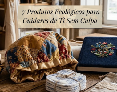 Uma mesa de madeira rústica em um ateliê de costura, exibindo um conjunto de produtos de autocuidado sustentáveis, incluindo um touca de cetim com estampa xadrez, discos de remoção de maquiagem reutilizáveis em Toile de Jouy, uma elástico de cabelo com estampa de leopardo, uma bolsa de talheres com talheres de metal e uma tote bag Toile de Jouy dobrada. Um banner de texto transparente com o título "7 Produtos Ecológicos para Cuidares de Ti Sem Culpa" está no centro. O ateliê tem prateleiras de tecido e uma janela com vista para o horizonte de Porto no fundo.
